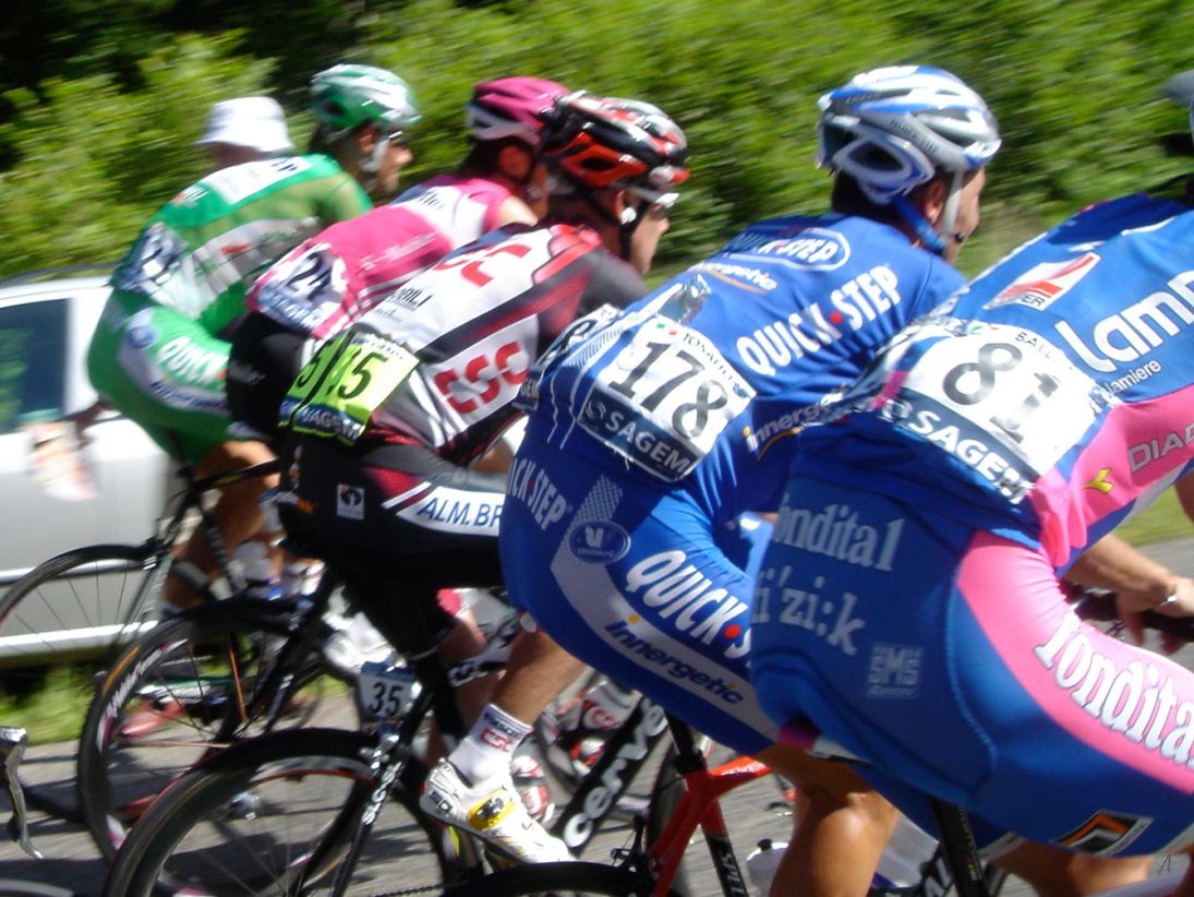Im Radsport ist Doping weit verbreitet, aber illegal. Im Web verhält es sich umgekehrt.